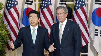 Prezydenci George W. Bush i Ro Mu Hiun
