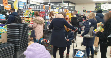 Kolejki w dyskontach przed Sylwestrem. "Masowo ruszyli po alkohol i jedzenie"