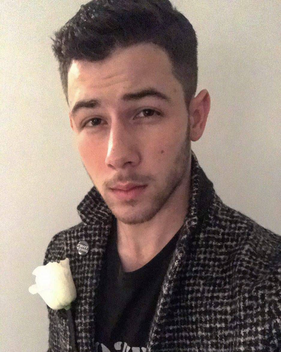 Joe Jonas z białą różą na Grammy 2018