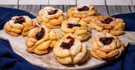 Znudziły ci się faworki, oponki i pączki? Przygotuj na deser karnawałowe róże