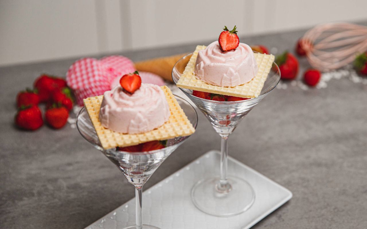 Domowe lody truskawkowe w kształcie róży - idealny deser na lato
