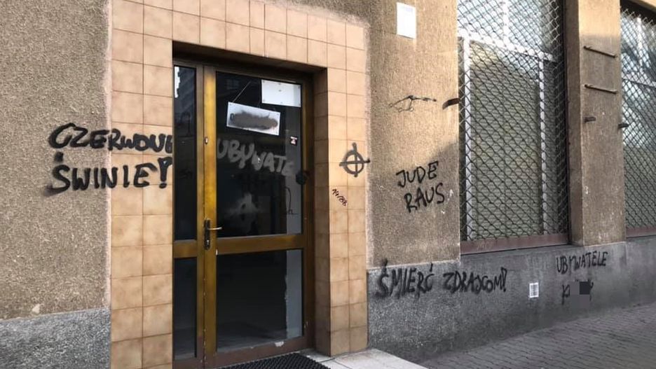 O zniszczeniach na wejściu do siedziby Obywateli RP poinformował Paweł Kasprzak