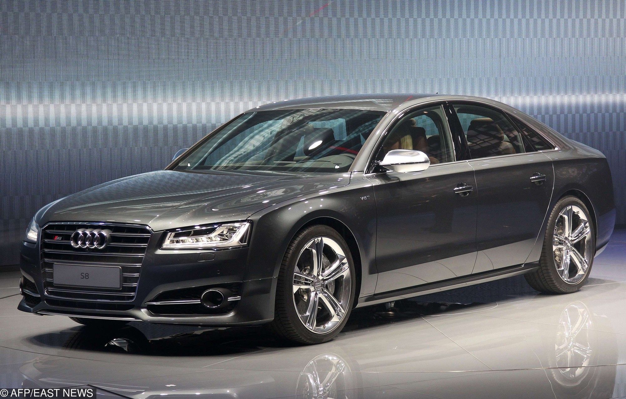 Audi S8. Takim autem jeździ Leszek Miller 