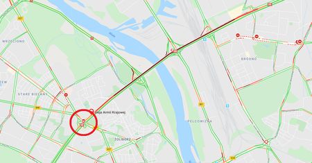 Samochód dachował na S8 na Żoliborzu. Duże utrudnienia w Warszawie