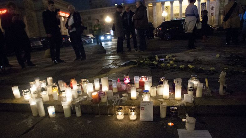 Na pl. Defilad w Warszawie zapłonęły znicze. "Ja zwykły szary człowiek. Obudźcie się"