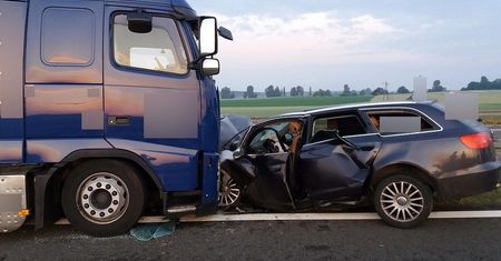 S3. Pijany i z zakazem jechał pod prąd. Wjechał w tira