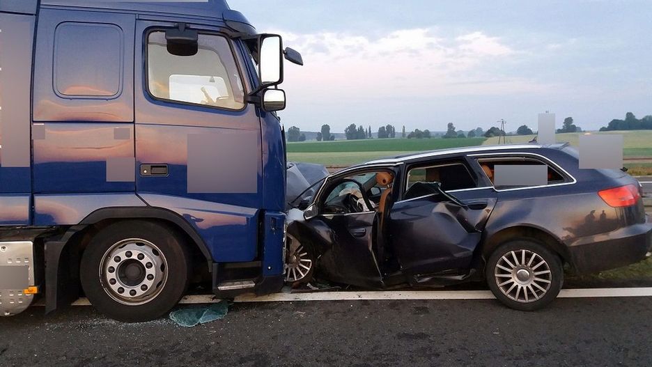 Pijany i z zakazem jechał pod prąd. Podróż skończyła się na pierwszym nadjeżdżającym z naprzeciwka tirze