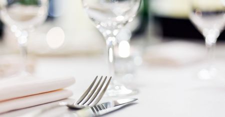 Elegancka zastawa stołowa. Domowe przyjęcie na wysokim poziomie