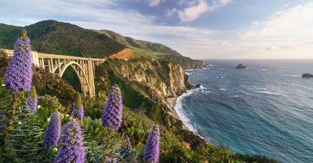 Big Sur pod tonami skał i ziemi