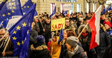 Sondaż CBOS: Polacy podzieleni ws. sądów