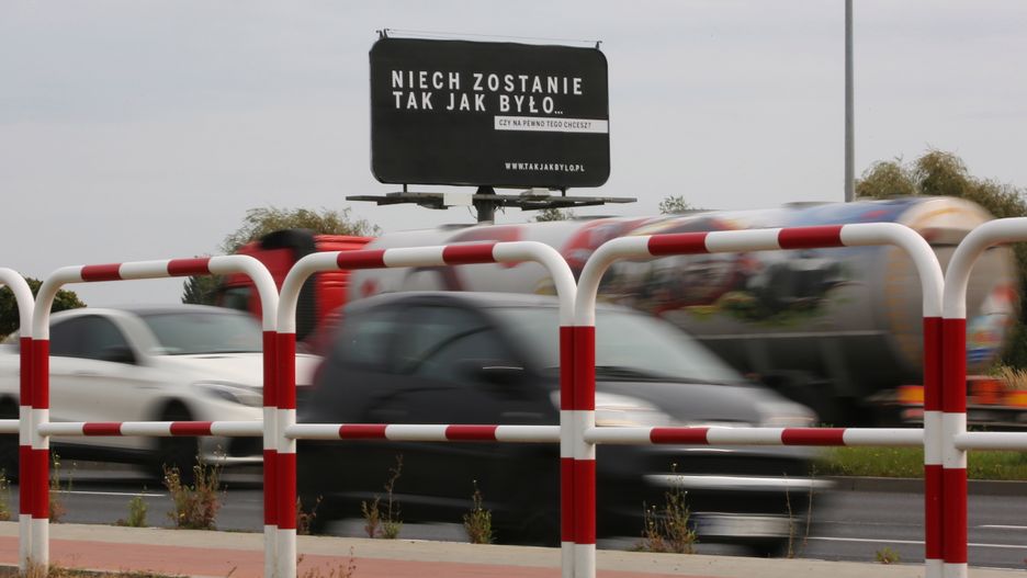 Billboard z napisem "Niech zostanie tak jak było"