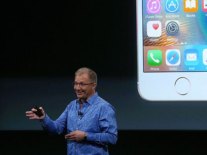 Greg Joswiak podczas prezentacji iPhone SE