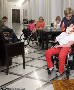 Twitter podzielony ws. protestu w Sejmie. "Dajcie im" vs "wyrzućcie ich"