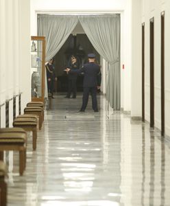 Sejm. Słynna kotara z czasów Marka Kuchcińskiego wciąż na Wiejskiej. "Pani Witek nie zawiodła"