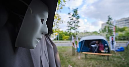 Protest pracowników sądów i prokuratur. Wiceminister w miasteczku namiotowym