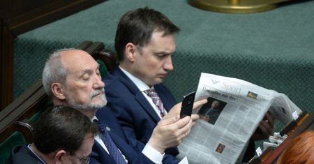 "Wojna domowa" w PiS. Służby Macierewicza i Kamińskiego toczą batalię o władzę