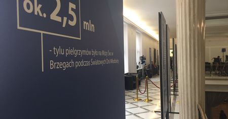 Kontratak PiS przed votum nieufności. W Sejmie stanęły tablice chwalące osiągnięcia rządu