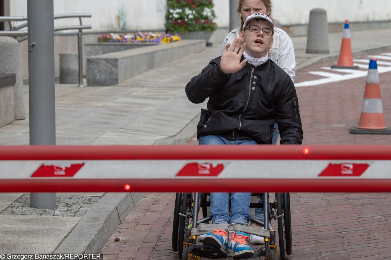 Giertych przewrotnie gratuluje Kuchcińskiemu. "Poradził sobie z brutalnym skokiem na kasę"