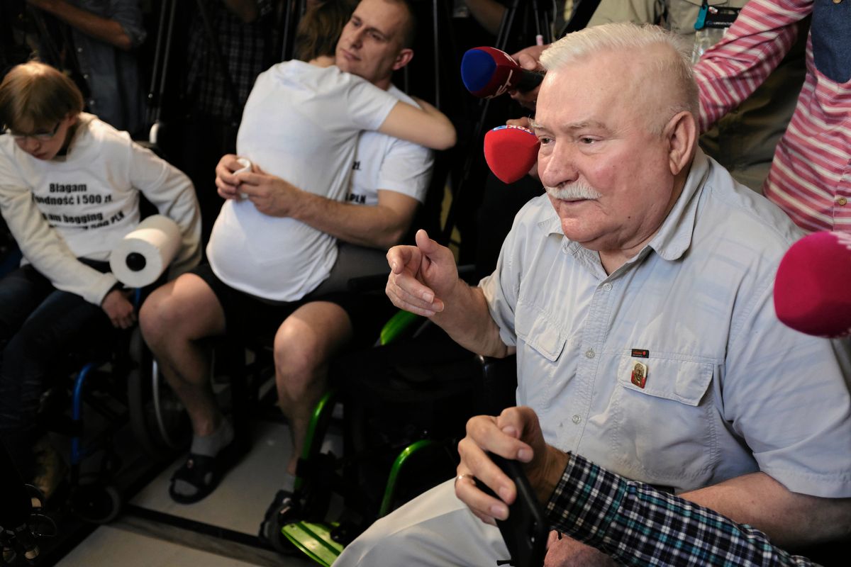 Protestujący w Sejmie zyskali poparcie OPZZ. To realizacja "rady" Lecha Wałęsy