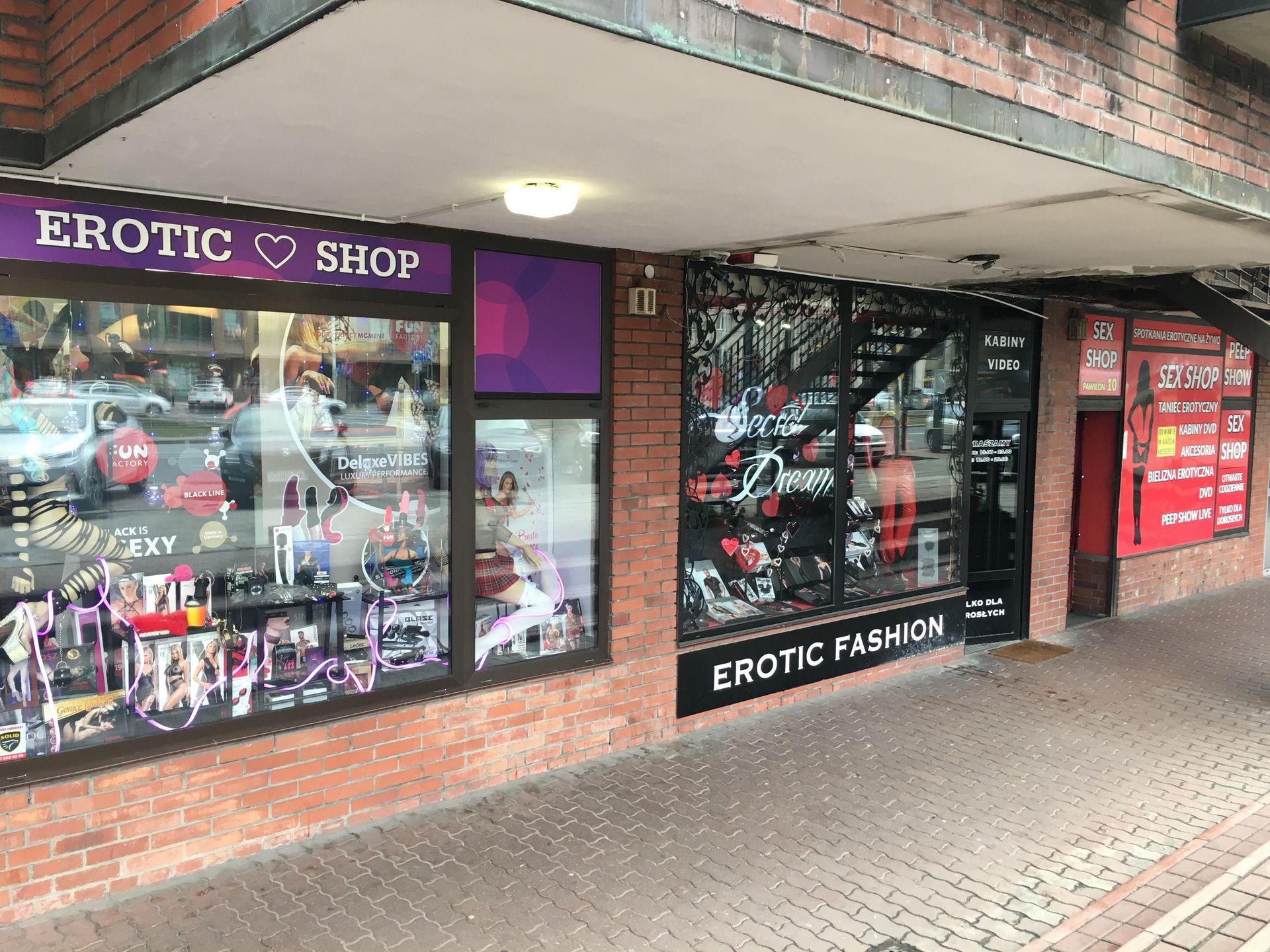 Polacy już nie wstydzą się sex shopów. Można tam kupić nie tylko erotyczne gadżety