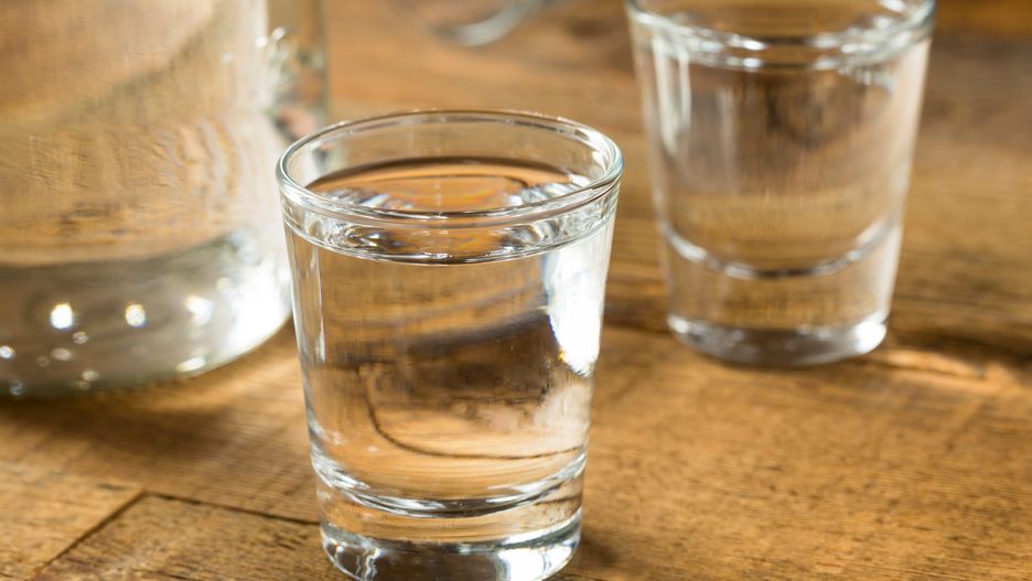 Łódź. 40-latek na złość matce wypił duszkiem pół litra wódki. To cud, że nadal żyje