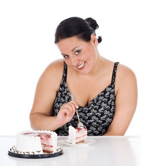 Kobieta z kawałkiem ciasta 