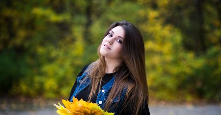 Ubrania plus size na jesień i zimę. Zobacz, jakie kroje wybrać