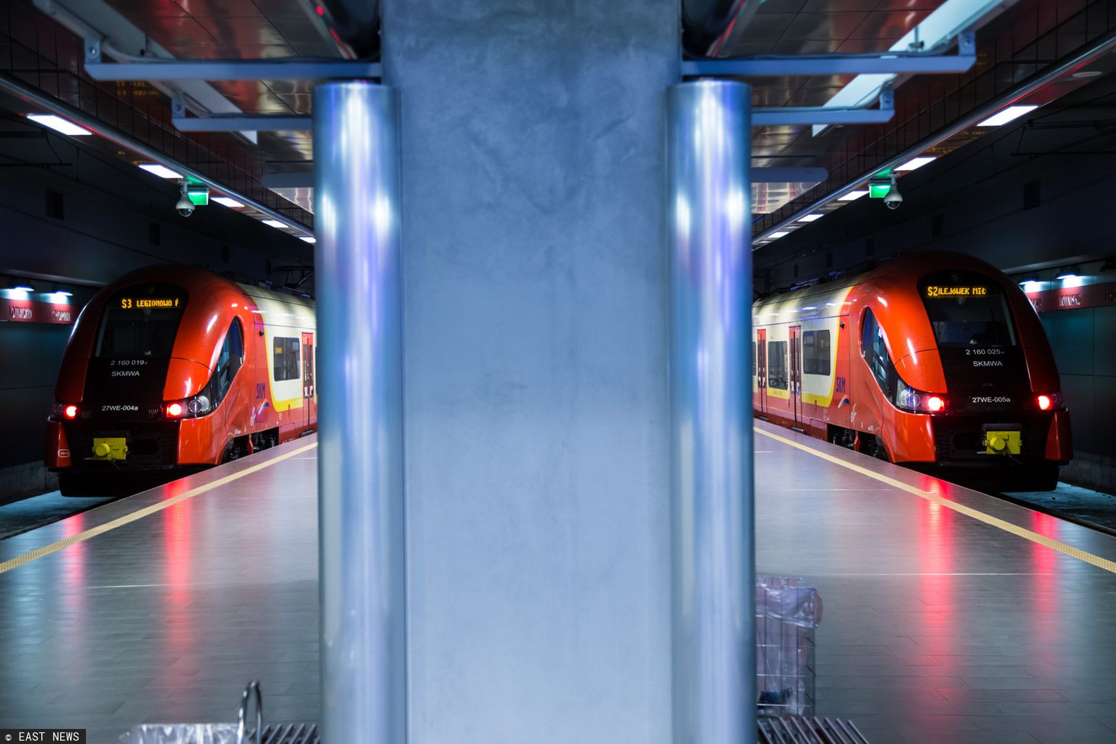 Warszawa. Pociągi SKM stojące na Lotnisku Chopina