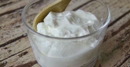 Więcej nie sięgniesz po jogurt naturalny. Ma o wiele mniej tłuszczu i więcej białka