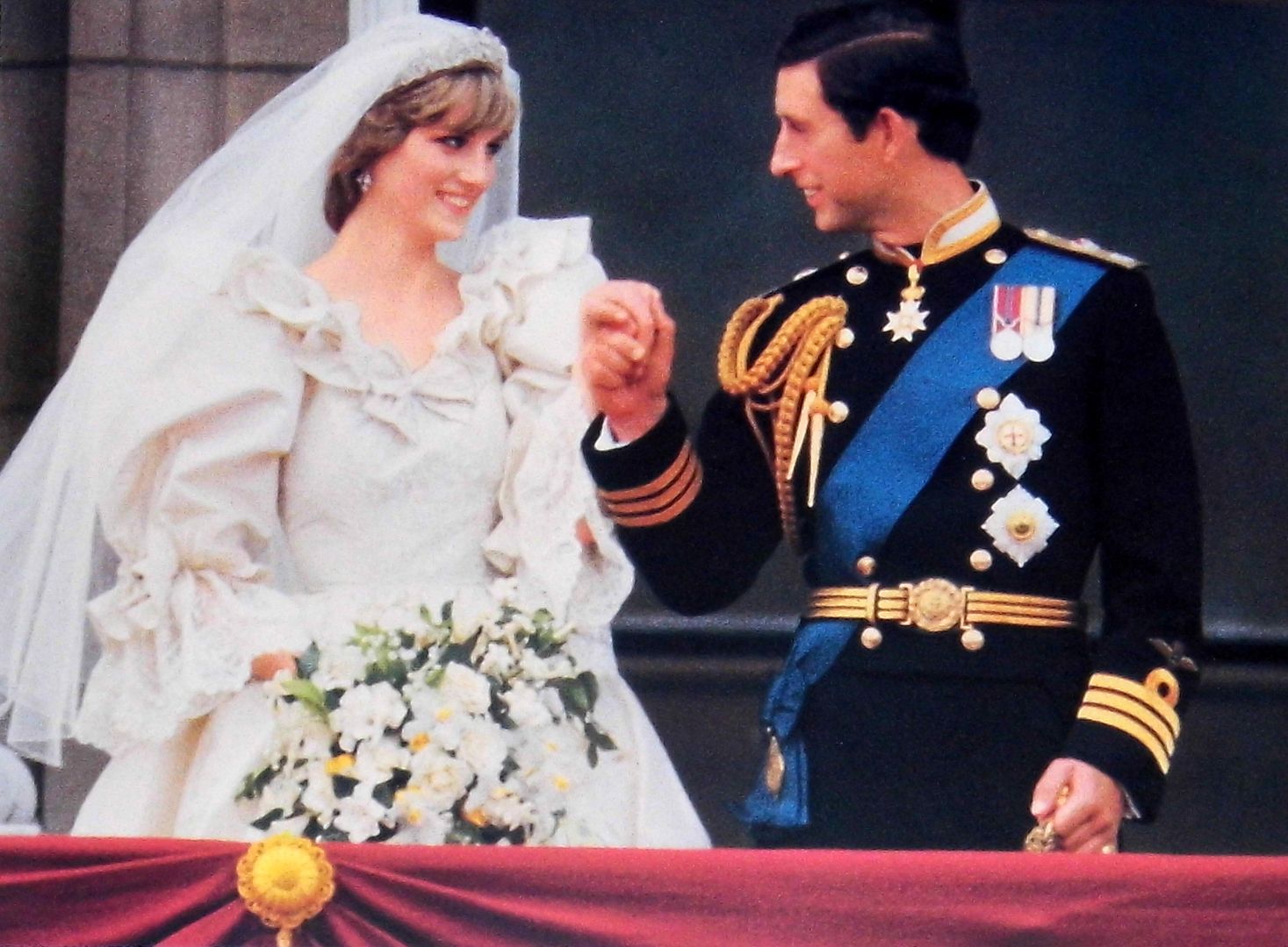 Suknię ślubną księżnej Diany zaprojektowali Elizabeth i David Emanuel.
