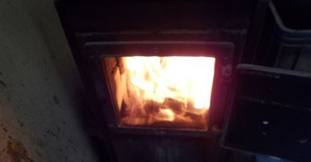 Warszawa. Ogrzewał warsztat palonymi w piecu oponami