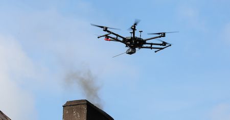 Smog to wielki problem, ale gdzie straż miejska nie może, tam drona pośle. Mapa dronowych patroli