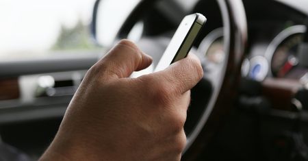 Utrata prawa jazdy za używanie telefonu. Nowe prawo w Wielkiej Brytanii
