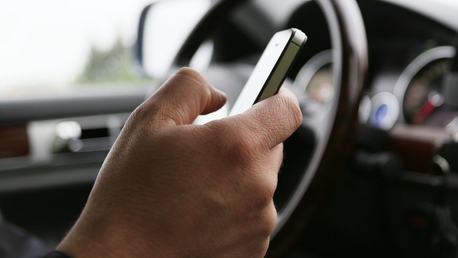 Korzystanie z telefonu podczas jazdy samochodem.