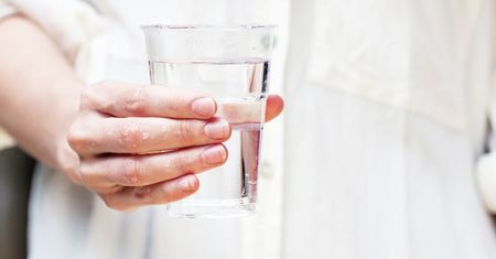 Zapomnij o wodzie z cytryną. Teraz czas na wodę z solą