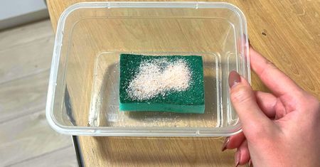 Sypię sól na gąbkę do mycia naczyń. To najlepszy kuchenny nawyk, który powinieneś skopiować