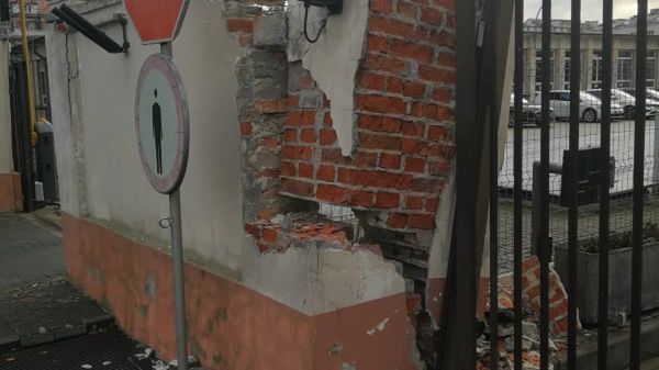 Uszkodzona brama obiektu SOP przy ul Podchorążych 32