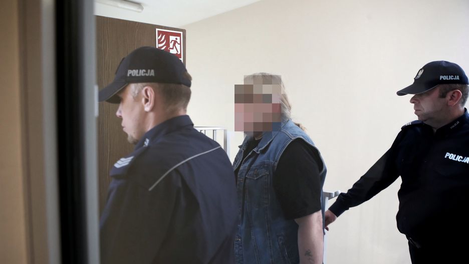 Gostynin. Mariusz T. w asyście policji wchodzi na salę rozpraw 