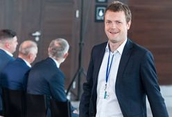 Michał Tusk znowu odnosi sukcesy. Wziął w leasing dwa busy i wozi ludzi na lotnisko