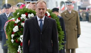 Donald Tusk wygwizdany. Ludzie buczeli, gdy polityk składał wieniec przed grobem Nieznanego Żołnierza