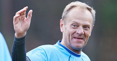 Tusk "harata w gałę", żeby donosić na Polskę? Zaskakująca okładka tygodnika