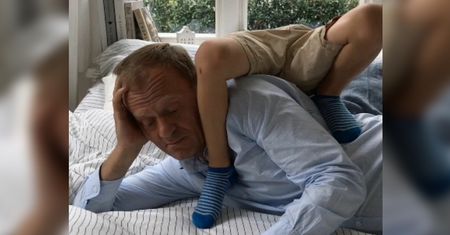 Takiego Tuska jeszcze nie widzieliśmy. "Bycie dziadkiem bywa ciężkie"