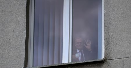 Donald Tusk jak papież. Były premier pozdrawia z okna zgromadzonych przed prokuraturą