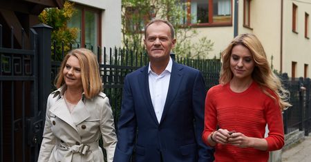 Donald Tusk. Nieoficjalnie: Rodzina byłego premiera nie chce jego powrotu do polskiej polityki