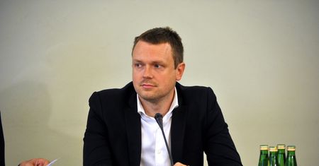 Wybita szyba w domu Michała Tuska. Prokuratura podjęła decyzję