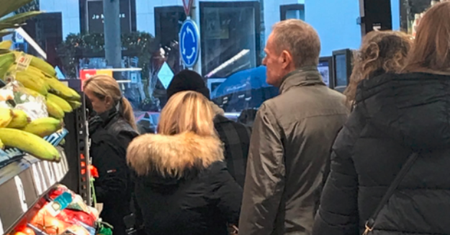 Donald Tusk przyłapany w brukselskim sklepie. "W kolejce po jaja"