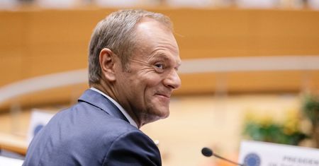 Donald Tusk pozuje z wnuczką. Były premier dawno nie był tak uśmiechnięty
