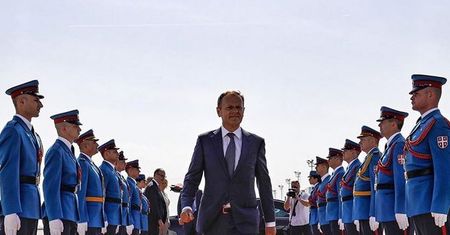 Donald Tusk na czerwonym dywanie. Cytuje Churchilla i godzi bałkańskich przywódców