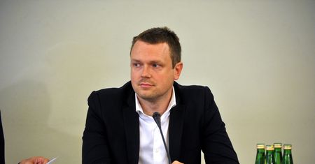 Syn wkopał ojca. To jedno słowo Michała mocno zaszkodzi Donaldowi Tuskowi