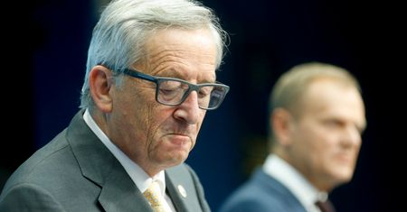 Donald Tusk vs Jean-Claude Juncker. Na zewnątrz uśmiechy, za kulisami wojna